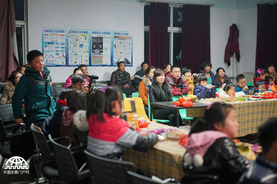 太阳村的孩子们欢聚一堂，观看自编自演的精彩节目。