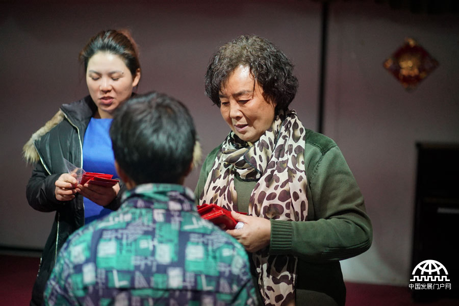 太阳村里的孩子们每人都可以领到一个小小的新年红包。