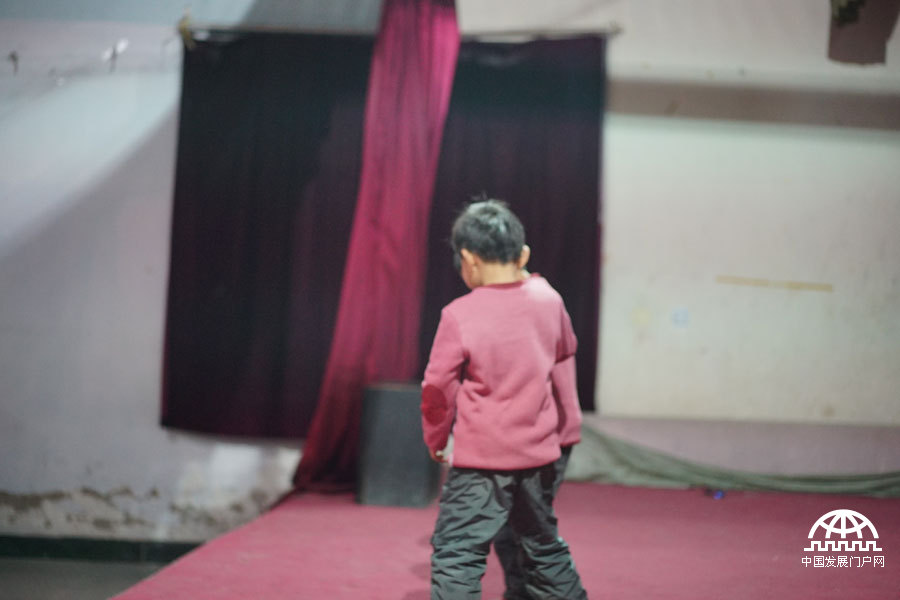 太阳村里简易的舞台并不影响孩子们的表演兴致。