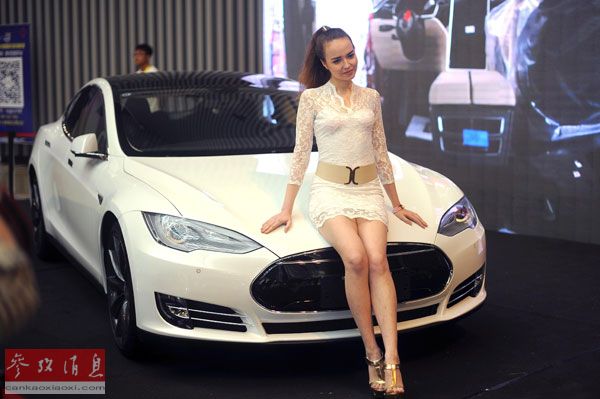 資料圖片：車模在展示“特斯拉”純電動汽車。新華社記者-范敏達-攝