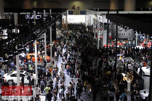 11月21日，參觀者在第二十屆廣州車展現場參觀。新華社記者 梁旭 攝