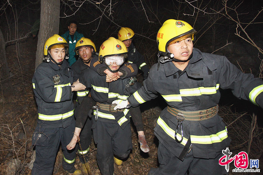  2015年3月2日23时许，河南一辆从新乡开往林州的大巴车在两市交界处坠崖，车上共有33人，已造成20人死亡，13人受伤。图为救援现场。中国网图片库 群声/供图