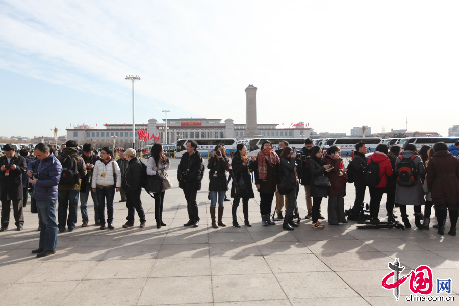 3月4日上午11时，十二届全国人大三次会议在人民大会堂新闻发布厅举行新闻发布会，图为记者排队入场。 中国网记者 郑亮摄影