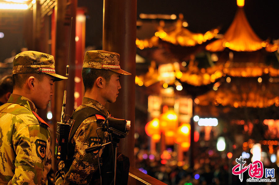  2015年3月5日，江蘇省南京市，夫子廟秦淮燈會現場人潮如涌。南京武警官兵、消防、公安等部門合力配合，確保秦淮燈會正常進行。據悉參加本次執勤的武警義務兵，平均年齡都在20歲左右，是不折不扣的“95后”新人。中國網圖片庫 迮方寧晨/攝