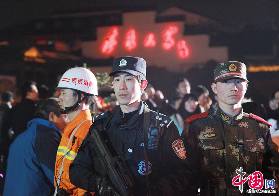 2015年3月5日,江苏省南京市,特警,武警和消防3人一组,护卫秦淮灯会.