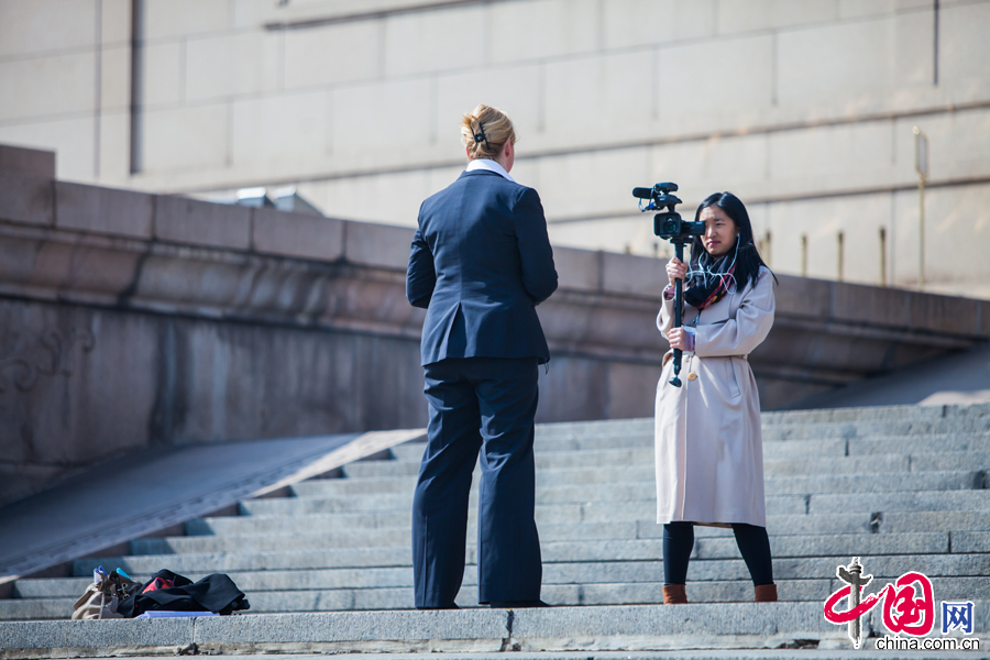 3月5日，第十二屆全國人大第三次會議開幕會，來自世界各地媒體的女記者在全國“兩會”報道中展現風采。中國網鄭亮攝影