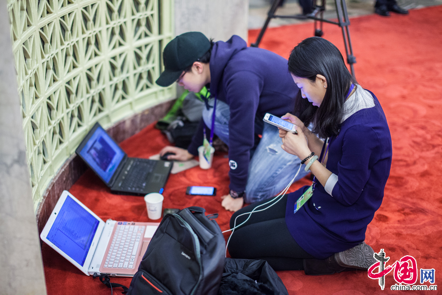 3月4日,女記者采訪結束后及時寫稿回傳。中國網 鄭亮攝影