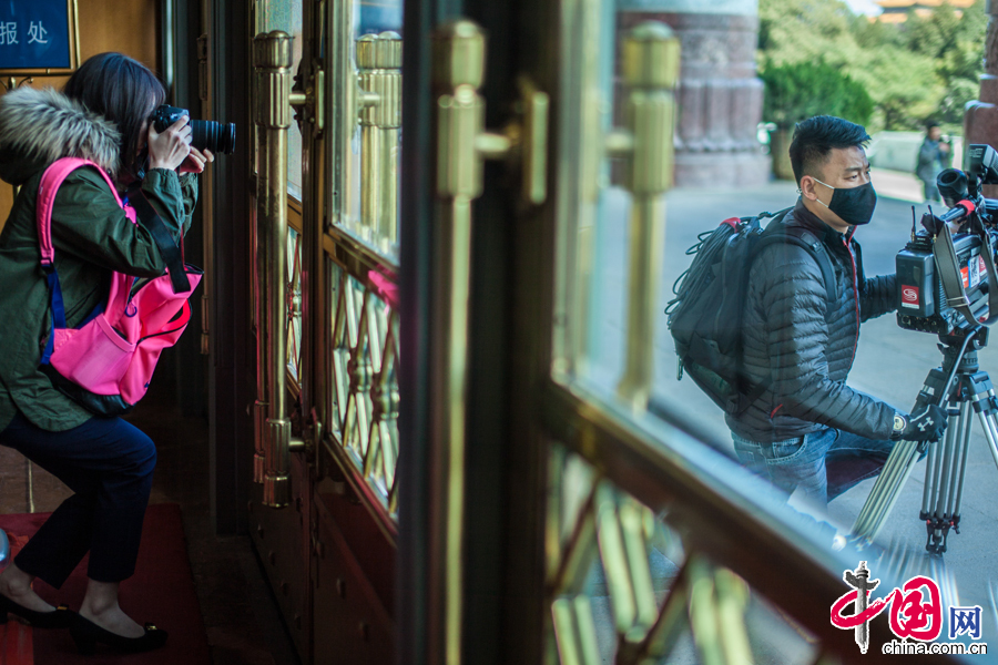 3月4日,一名女記者在拍攝門外的影像。 中國網記者 鄭亮攝影