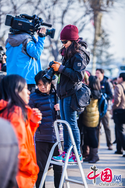 3月5日，第十二屆全國人大第三次會議開幕會，來自世界各地媒體的女記者在全國“兩會”報道中展現風采。中國網鄭亮攝影