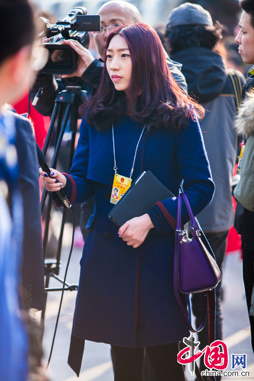 3月5日，第十二屆全國人大第三次會議開幕會，來自世界各地媒體的女記者在全國“兩會”報道中展現風采。中國網鄭亮攝影