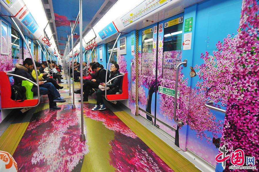 3月6日，杭州地鐵一號線一專列車廂內，包括車窗、車門、車廂頂部、地面在內的設施都貼滿了具有3D效果的各種元素貼畫。中國網圖片庫 朱引煒/攝