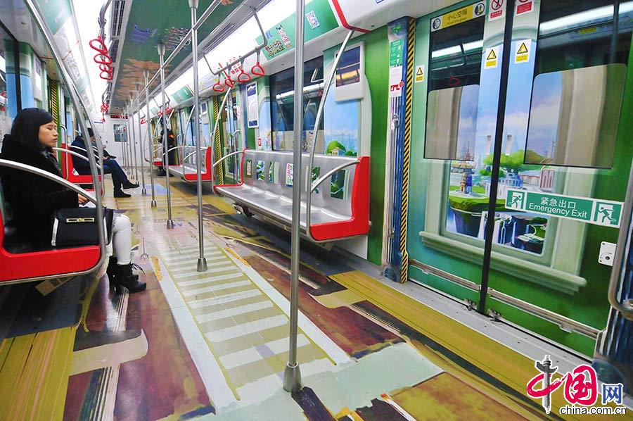 3月6日，杭州地鐵一號線一專列車廂內，包括車窗、車門、車廂頂部、地面在內的設施都貼滿了具有3D效果的各種元素貼畫。中國網圖片庫 朱引煒/攝