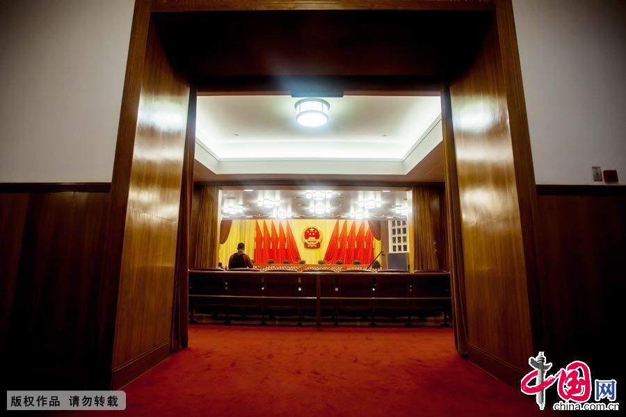 跨入這道門就進入了世界上最大的室內禮堂——萬人大禮堂。 中國網記者 鄭亮/攝影
