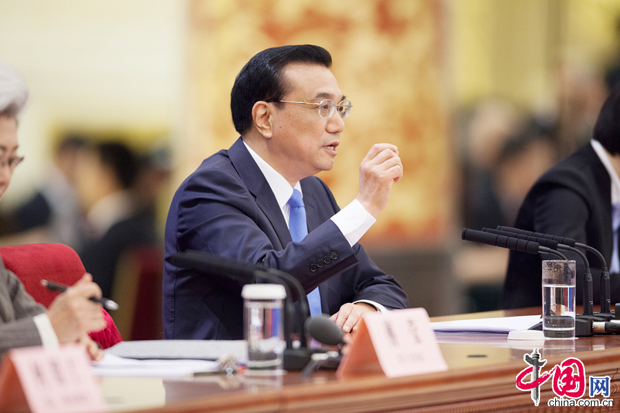 2015年3月15日,国务院总理李克强中外记者见面会召开，图为李克强总理回答记者提问。中国网郑亮摄影