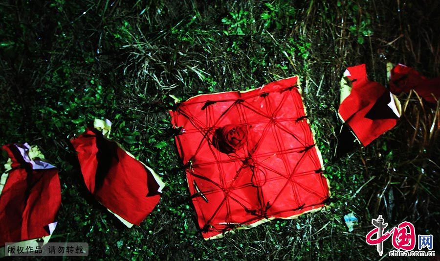  2015年3月6日，在湖南省隆回县虎形山瑶族乡白水洞村寨，男方送礼的十几位人丁，在“媒人公”的统领下，在天亮前赶到女方家村寨。