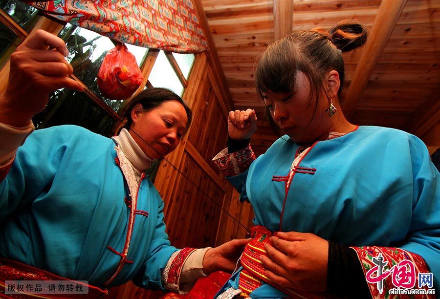 2015年3月6日，湖南省隆回县虎形山瑶族乡白水洞村寨，女方家的姑娘都装上花瑶艳丽的服饰。中国网图片库 曾勇/摄 