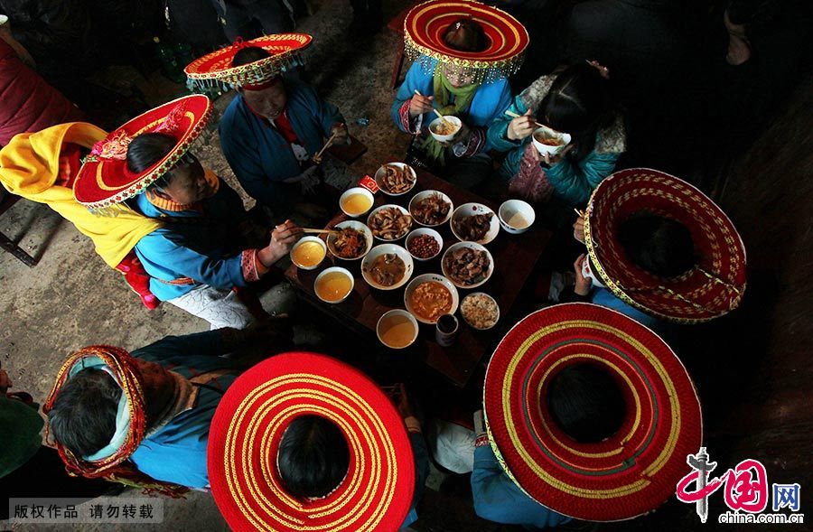 2015年3月6日，湖南省隆回县虎形山瑶族乡白水洞村寨，女方家准备酒席款待前来送亲的客人。中国网图片库 曾勇/摄 