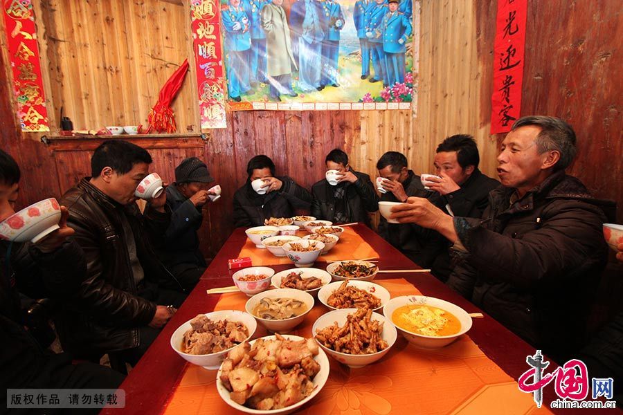 2015年3月6日，湖南省隆回县虎形山瑶族乡白水洞村寨，媒人公坐在堂屋首席，喜酒要喝四轮（四大碗）。中国网图片库 曾勇/摄 