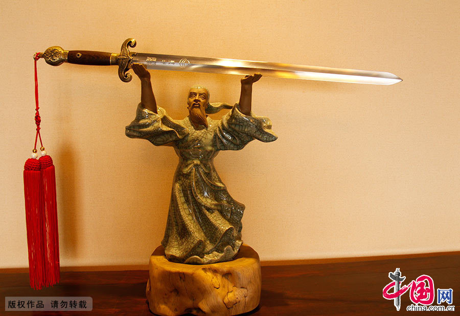 龙泉剑是中国古代十大名剑之一。龙泉宝剑始于春秋晚期，距今有二千六百多年的历史。中国网图片库 吴春平/摄