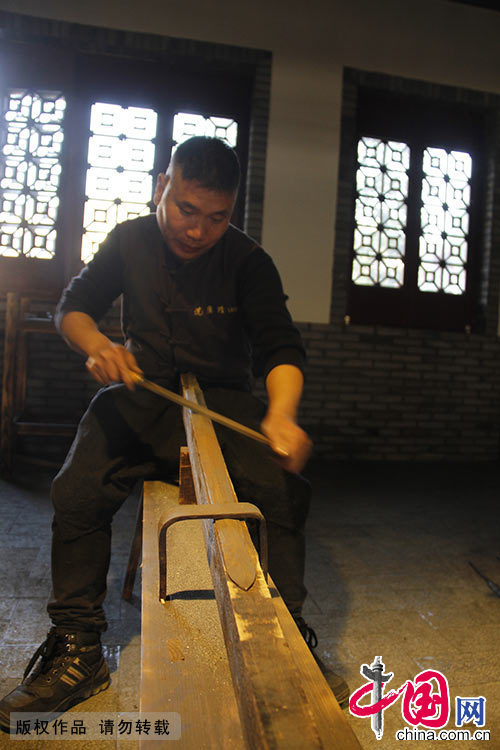 　　图为宝剑制作工艺之铲、挫宝剑。中国网图片库 吴春平/摄 