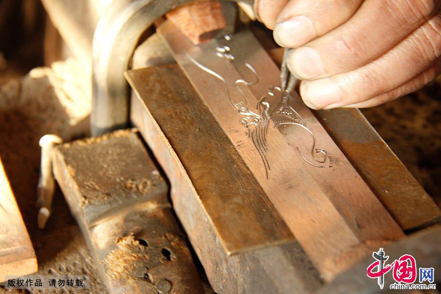 图为宝剑制作工艺之镂花。中国网图片库 吴春平/摄 