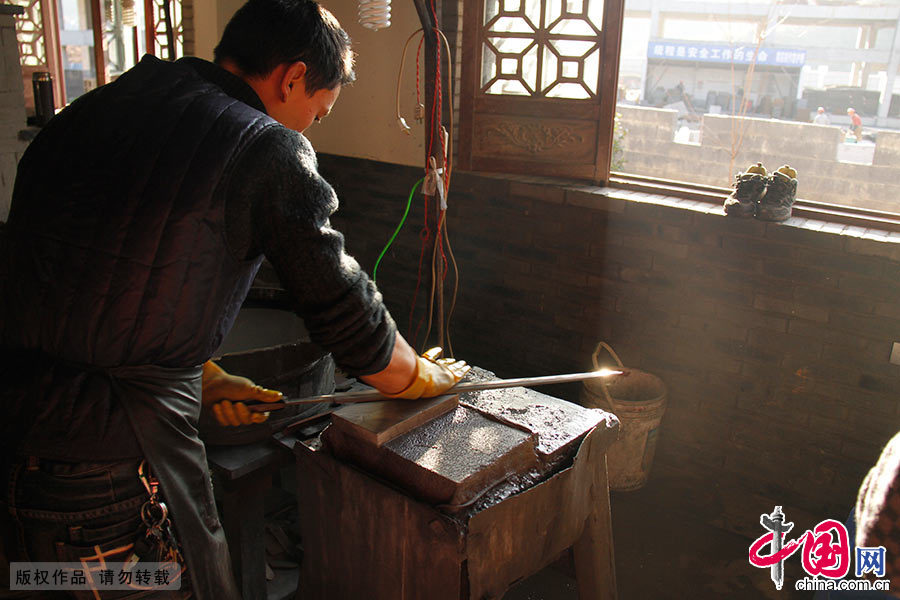 宝剑制作工艺之磨光。中国网图片库 吴春平/摄 