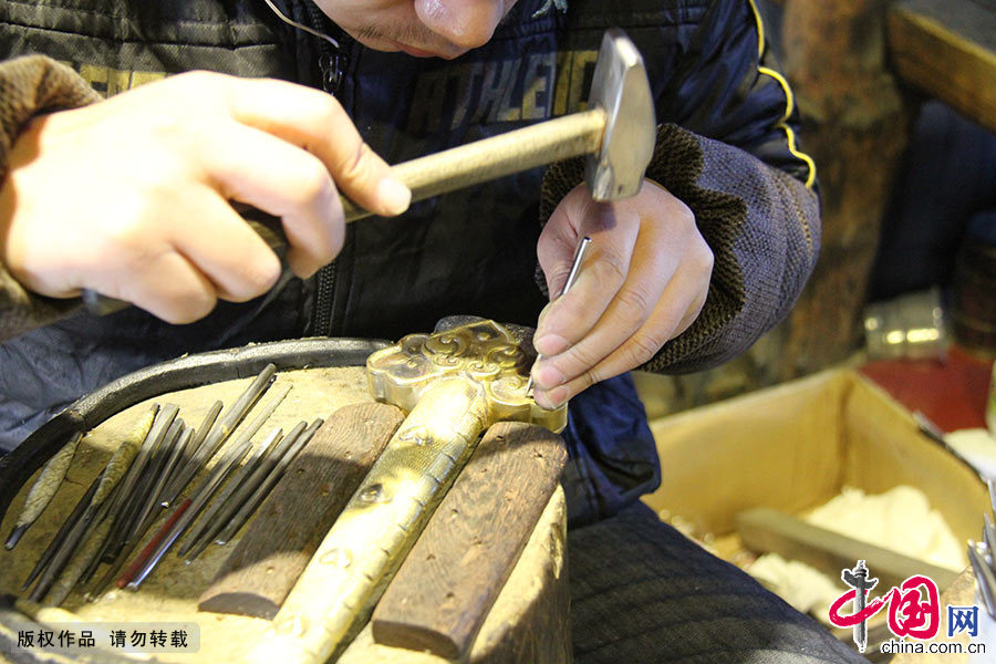 宝剑制作工艺之装潢。中国网图片库 吴春平/摄