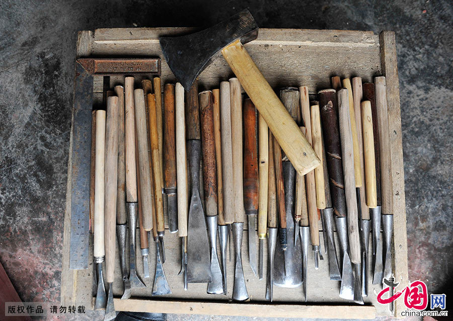 汪儒斌雕刻傩面具时用到的雕刻工具。中国网图片库 谢顺/摄
