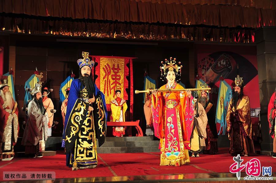  豫剧角色行当由“生旦净丑”组成。图为豫剧折子戏《陈蕃》中陈蕃与公主扮相。豫剧出场演员中，除“生旦净丑”等角外，还常配有箱官、杂役、兵将等角色，这些角色唱词很少，主要起到烘托场面和气氛的作用。中国网图片库 孙凯/摄