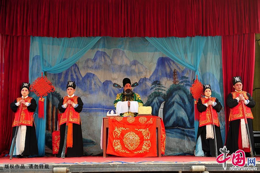 豫剧中除“生旦净丑”等角外，其它是按照四兵四将四丫环，八个场面两箱官，外加四个杂役配备而成。中国网图片库 孙凯/摄