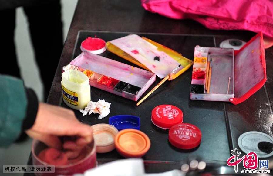 豫剧演员后台化妆所使用的油彩。中国网图片库 孙凯/摄
