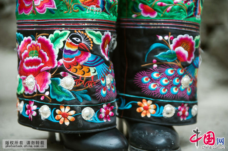 苗族服饰以夺目的色彩、繁复的装饰和耐人寻味的文化内涵著称于世。是中国所有的民族服饰里最多姿多彩,样式最多,跨越的时代最久,绣花和银饰最华丽的民族服饰,是我国民族文化的一大奇葩。