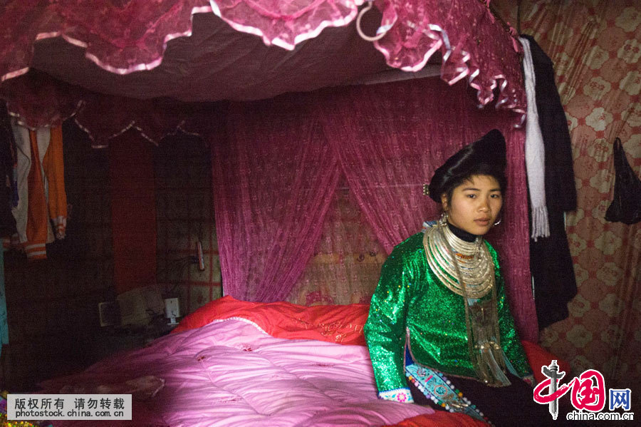 苗族服饰以夺目的色彩、繁复的装饰和耐人寻味的文化内涵著称于世。是中国所有的民族服饰里最多姿多彩，样式最多，跨越的时代最久，绣花和银饰最华丽的民族服饰，是我国民族文化的一大奇葩。