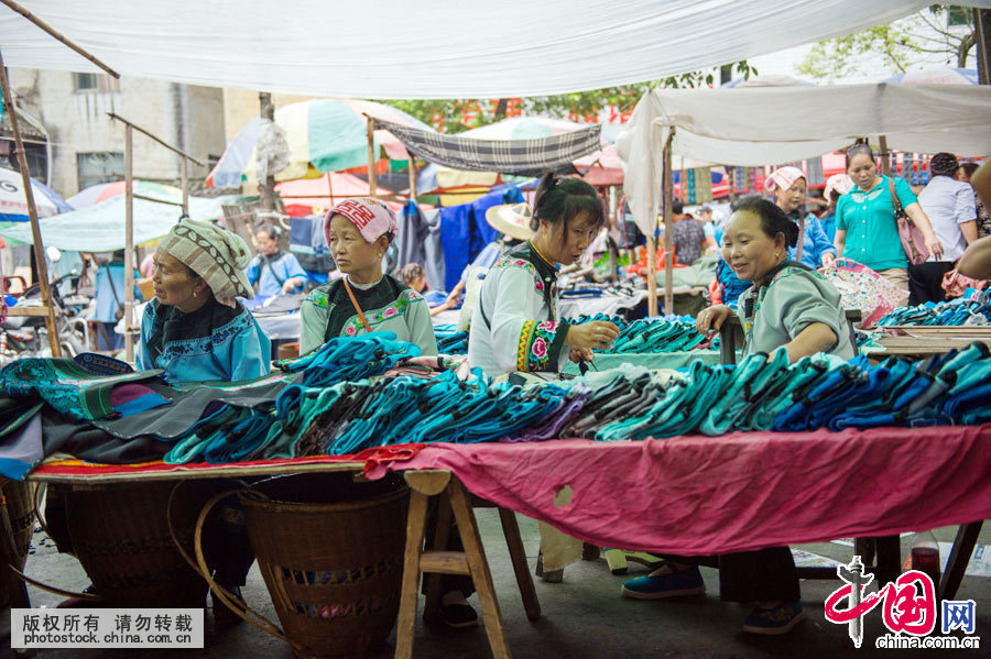 苗族服饰以夺目的色彩、繁复的装饰和耐人寻味的文化内涵著称于世。是中国所有的民族服饰里最多姿多彩，样式最多，跨越的时代最久，绣花和银饰最华丽的民族服饰，是我国民族文化的一大奇葩。