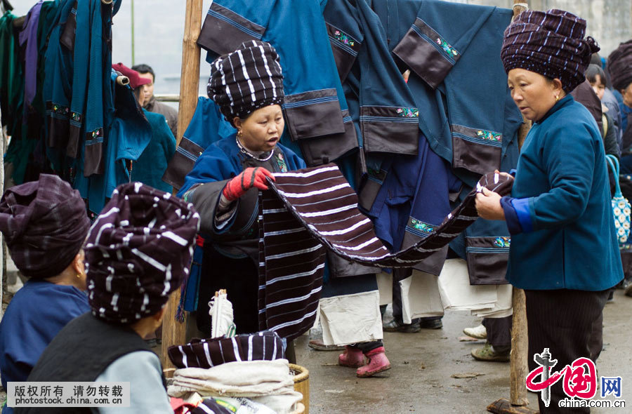 苗族服饰以夺目的色彩、繁复的装饰和耐人寻味的文化内涵著称于世。是中国所有的民族服饰里最多姿多彩，样式最多，跨越的时代最久，绣花和银饰最华丽的民族服饰，是我国民族文化的一大奇葩。