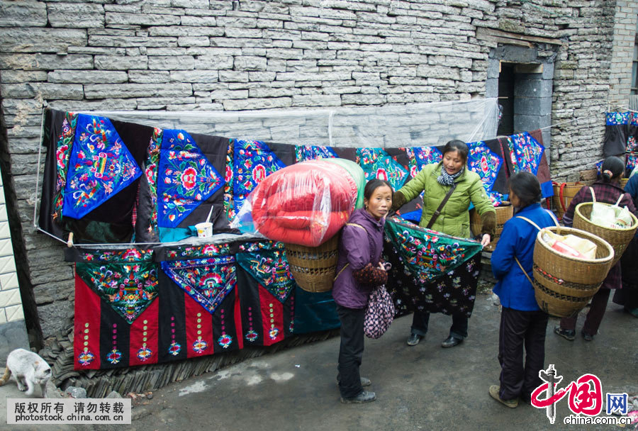 苗族服饰以夺目的色彩、繁复的装饰和耐人寻味的文化内涵著称于世。是中国所有的民族服饰里最多姿多彩，样式最多，跨越的时代最久，绣花和银饰最华丽的民族服饰，是我国民族文化的一大奇葩。