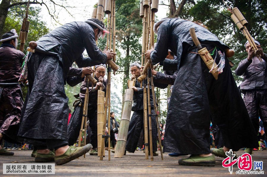 苗族服饰以夺目的色彩、繁复的装饰和耐人寻味的文化内涵著称于世。是中国所有的民族服饰里最多姿多彩，样式最多，跨越的时代最久，绣花和银饰最华丽的民族服饰，是我国民族文化的一大奇葩。