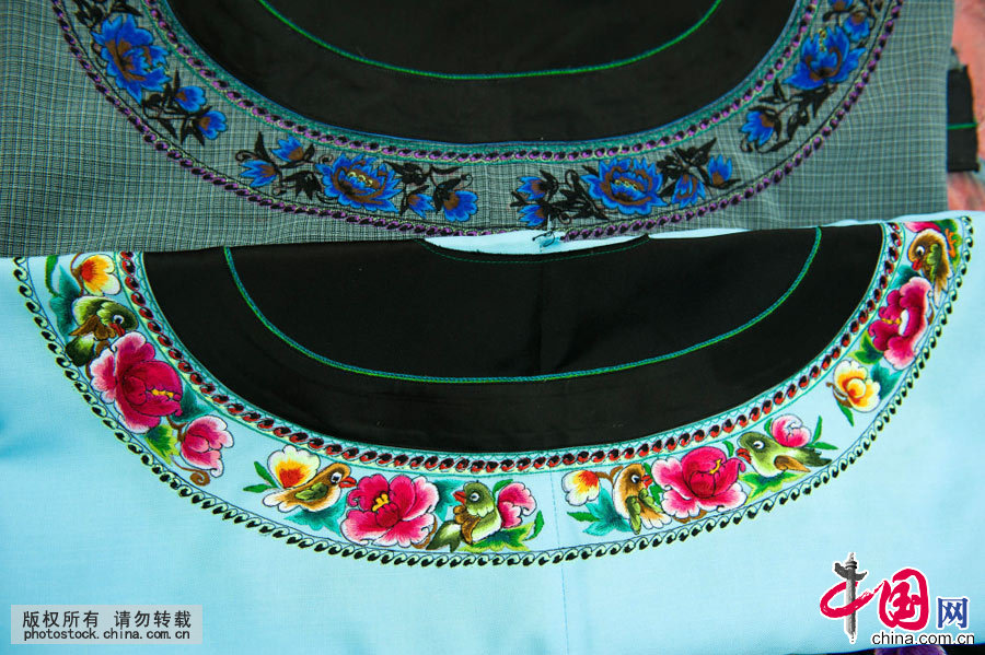 苗族服饰以夺目的色彩、繁复的装饰和耐人寻味的文化内涵著称于世。是中国所有的民族服饰里最多姿多彩,样式最多,跨越的时代最久,绣花和银饰最华丽的民族服饰,是我国民族文化的一大奇葩。