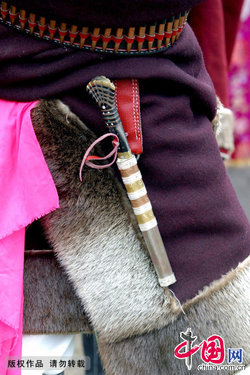  藏族男子腰饰“银刀”。