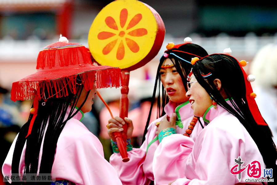 在喜庆的节日或者聚会的日子里，年轻的姑娘们才有机会展示各自的丰采，比较谁的头饰最好看、谁家最富有、谁长得最美。