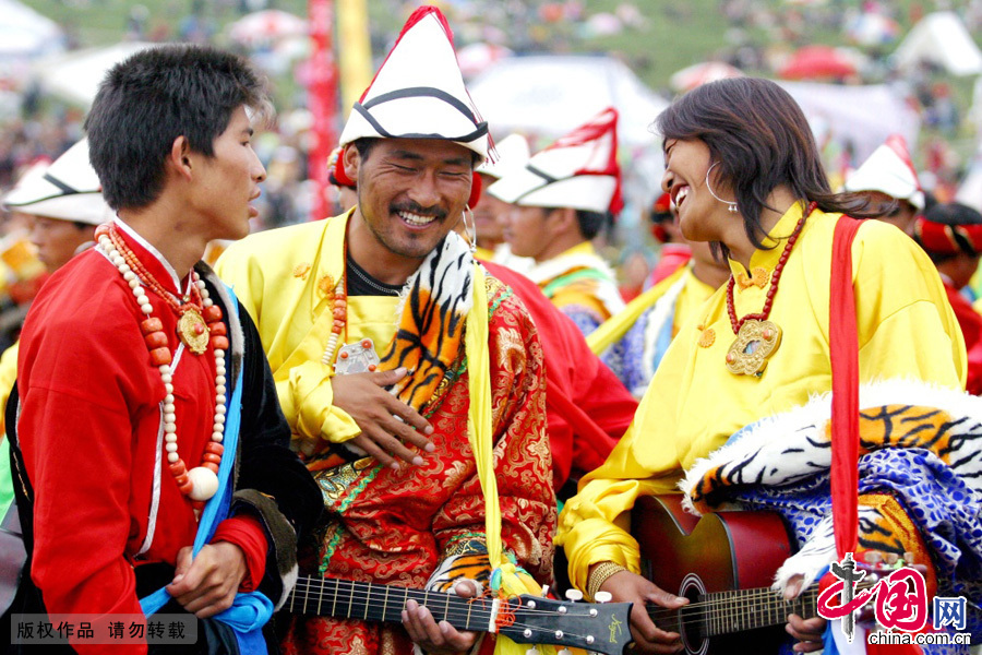 藏族服饰的最基本特征是肥腰、长袖、大襟、右衽、长裙、长靴、编发、金银珠玉饰品等。