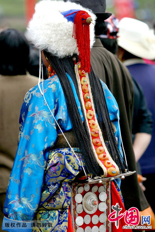 藏族妇女的发式多为“碎辫子”型，她们将头发编成数十根乃至上百根细辫后，或拢于头后部，或再编成若干辫子，辫梢上加黑丝辫穗，再与以布或毛毡为底镶有珊瑚、蜜蜡珠、松石的方形或圆形银盾的饰物相连，组成华贵的头饰。