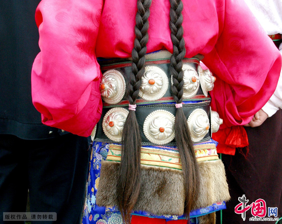  藏族妇女的腰带装饰。以“恰玛”银质腰带最有特色，是藏族妇女重要的嫁妆，也是节日盛装佩带之物。