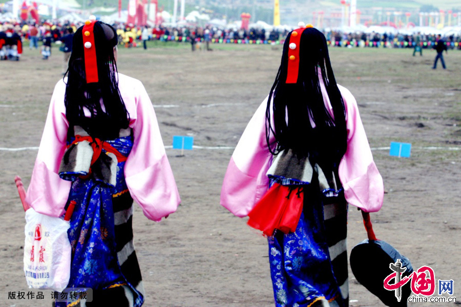 在喜庆的节日或者聚会的日子里，年轻的姑娘们才有机会展示各自的丰采，比较谁的头饰最好看、谁家最富有、谁长得最美。