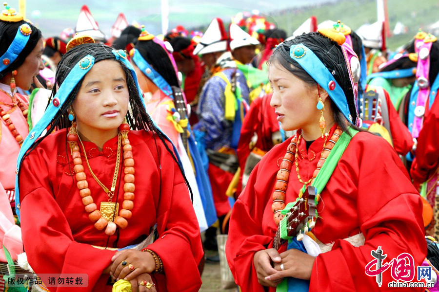 在喜庆的节日或者聚会的日子里，年轻的姑娘们才有机会展示各自的丰采，比较谁的头饰最好看、谁家最富有、谁长得最美。