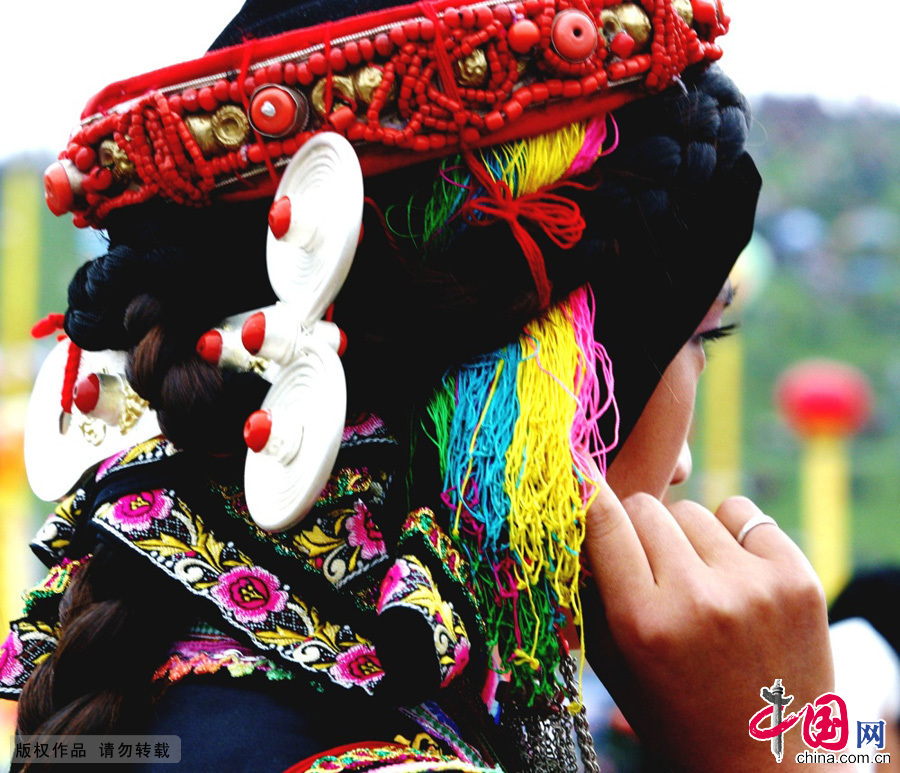  一般的妇女只是在节庆的日子或者聚会的日子顶戴特殊头饰，平常不戴。在喜庆的节日或者聚会的日子里，年轻的姑娘们才有机会展示各自的丰采，比较谁的头饰最好看、谁家最富有、谁长得最美。