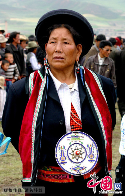 藏族妇女的胸饰“欧斗子”。“欧斗子”是藏族妇女的一种常见配饰，是一个直径为20-26厘米的圆形大银盘，藏语叫“欧斗子”。