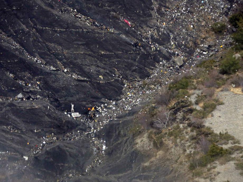 A320客機墜毀地發現飛機窗戶殘骸