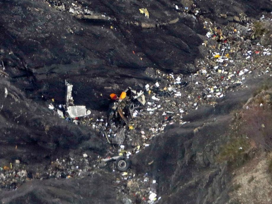 A320客機墜毀地發現飛機窗戶殘骸