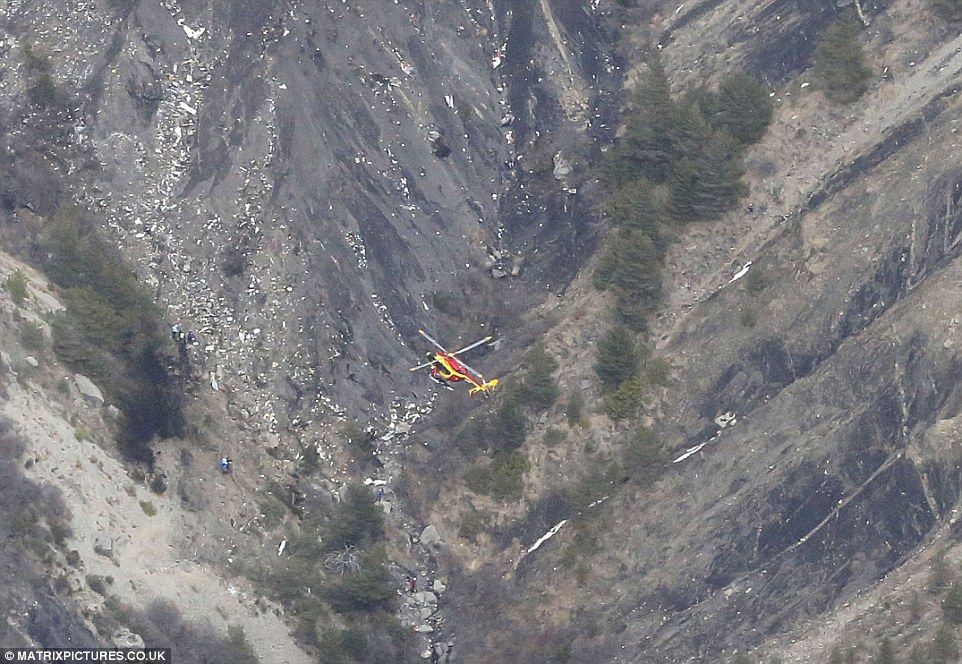 A320客機墜毀地發現飛機窗戶殘骸